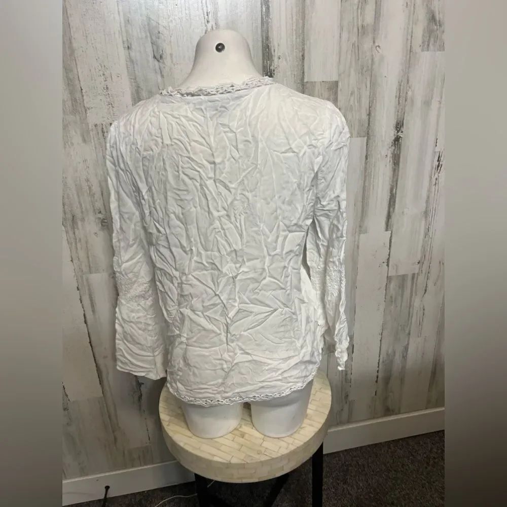 White blouse  - Picture 3 of 7